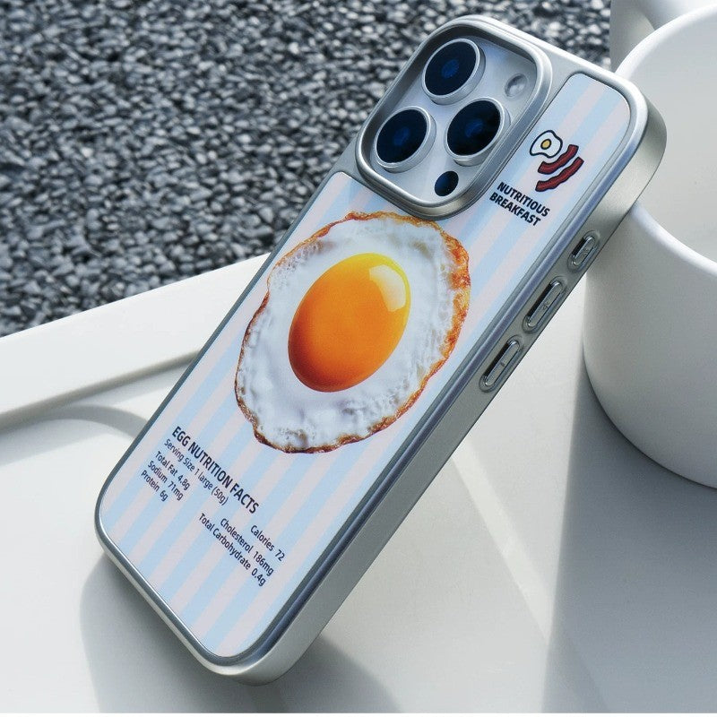 iPhone 18 Pro Max・18 Proを含む全17機種対応 iPhone ケース 目玉焼きデザイン × ストライプ柄 シルバーメッキ 白テーブル俯瞰 個性的 ポップ