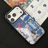 iPhone 18 Pro Max・18 Proを含む全14機種対応 iPhone ケース 立体スケートボード型バンドエイドスタンド × レトロ写真コラージュ 細部クローズアップ Y2K