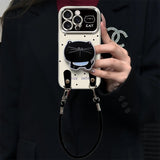 黒ネコのiPhoneケースを手に持った様子。半透明アイボリーの背面に猫モチーフとドット柄