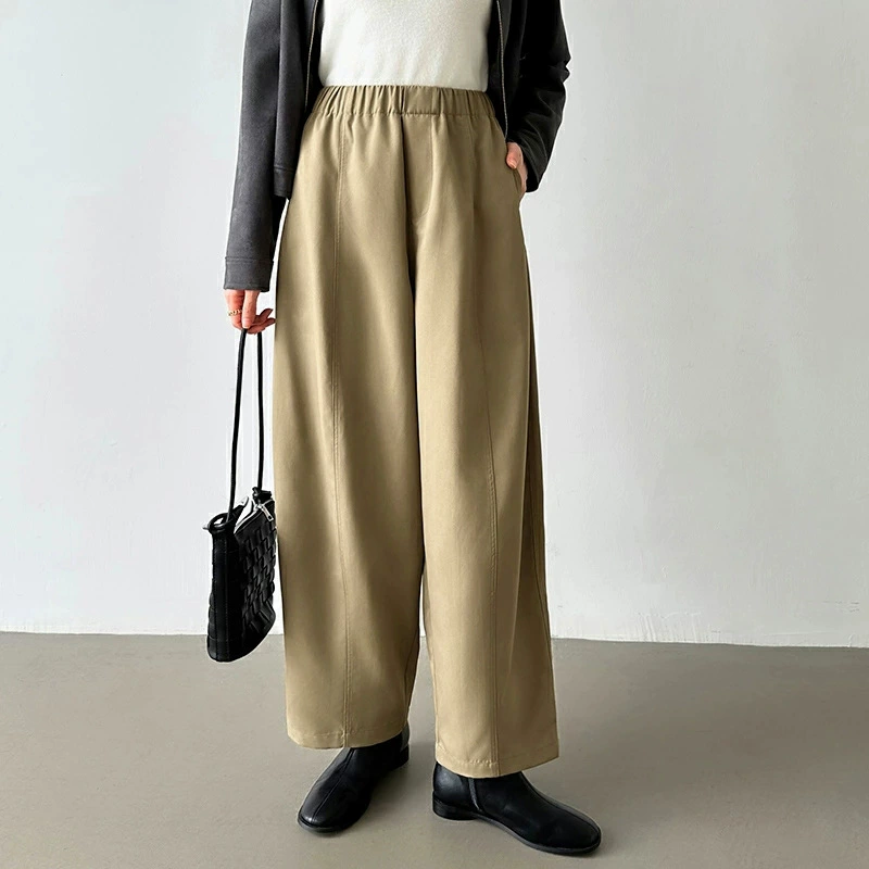 カーキのドレープワイドパンツ