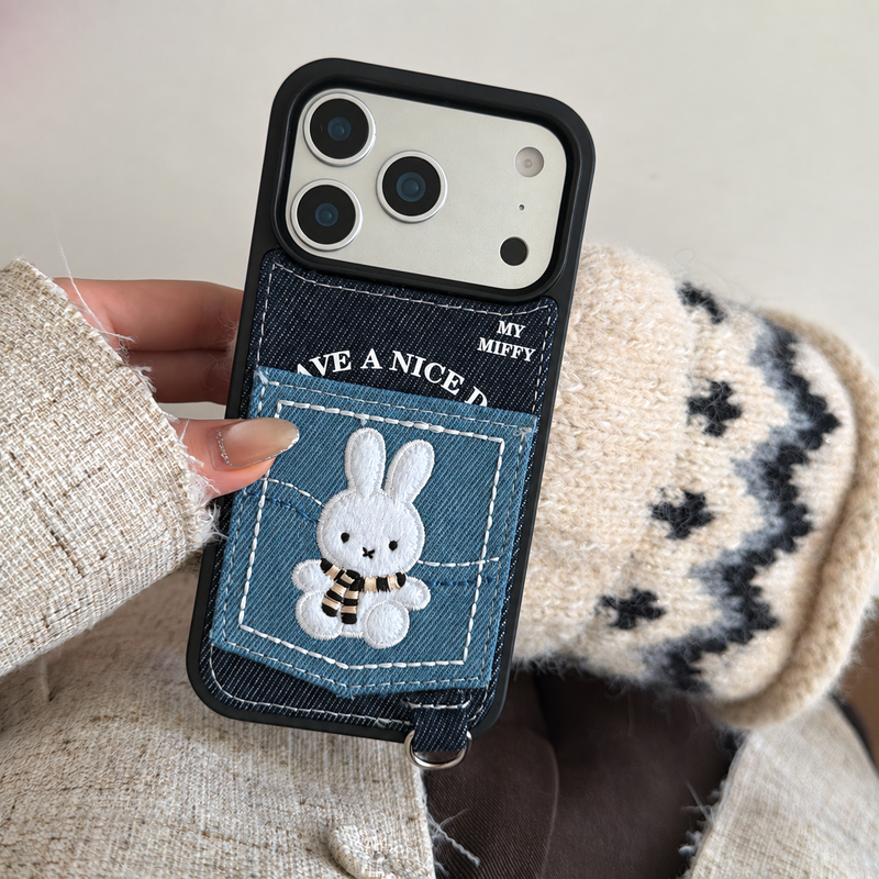 デニム刺繍カードポケットiPhoneケースを手に持った使用イメージ