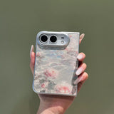 パステル・フラワーの油絵風花柄iPhone Duoケースを手に持ったイメージ