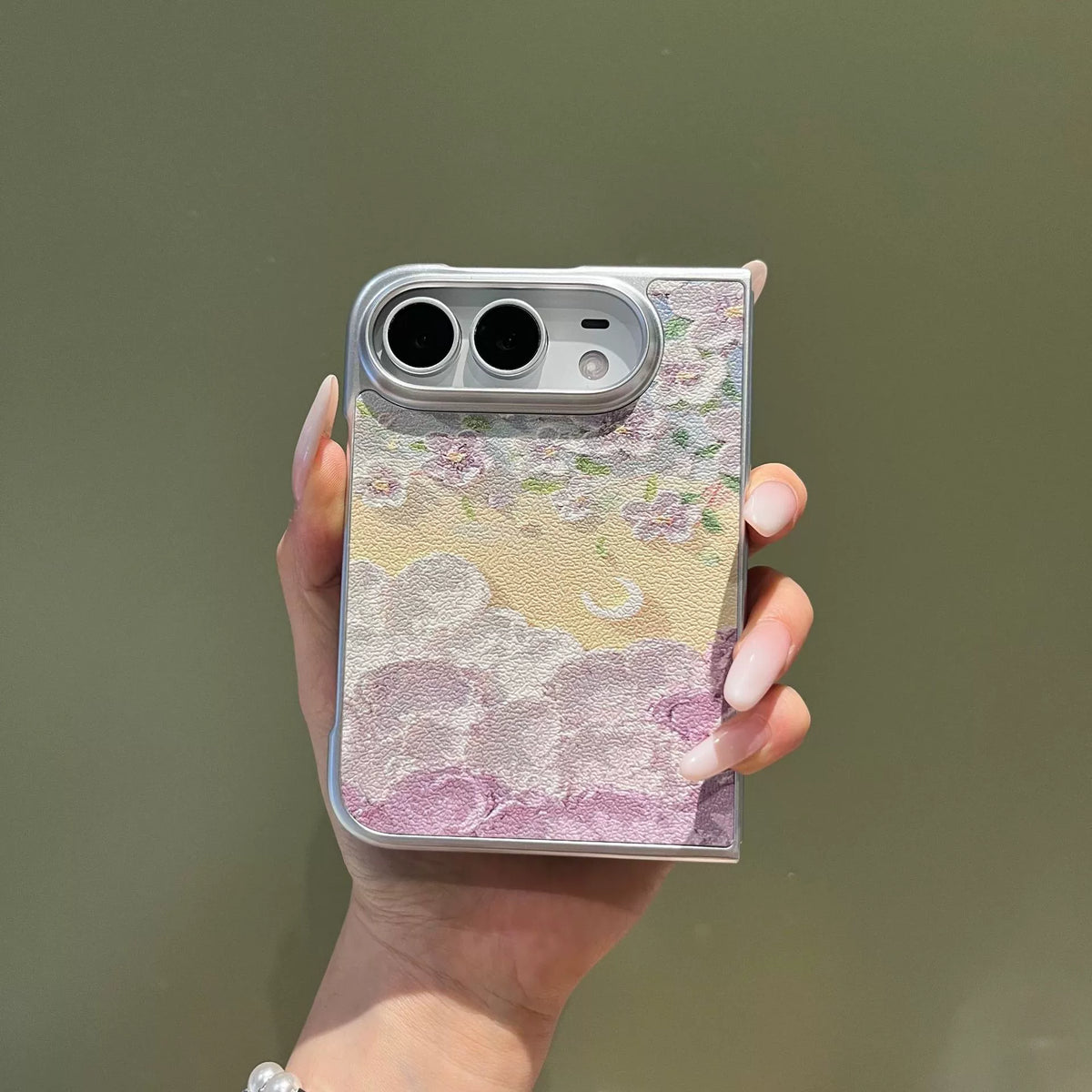 ムーン・フラワーの油絵風花柄iPhone Duoケースを手に持ったイメージ