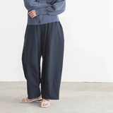 ネイビーのドレープワイドパンツ