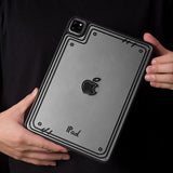 手に持ったブラックフレームのクリアバックiPadケース