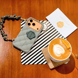 グレーの シリコン iPhoneケース ビーズハンドル 手提げ おしゃれ コーデ