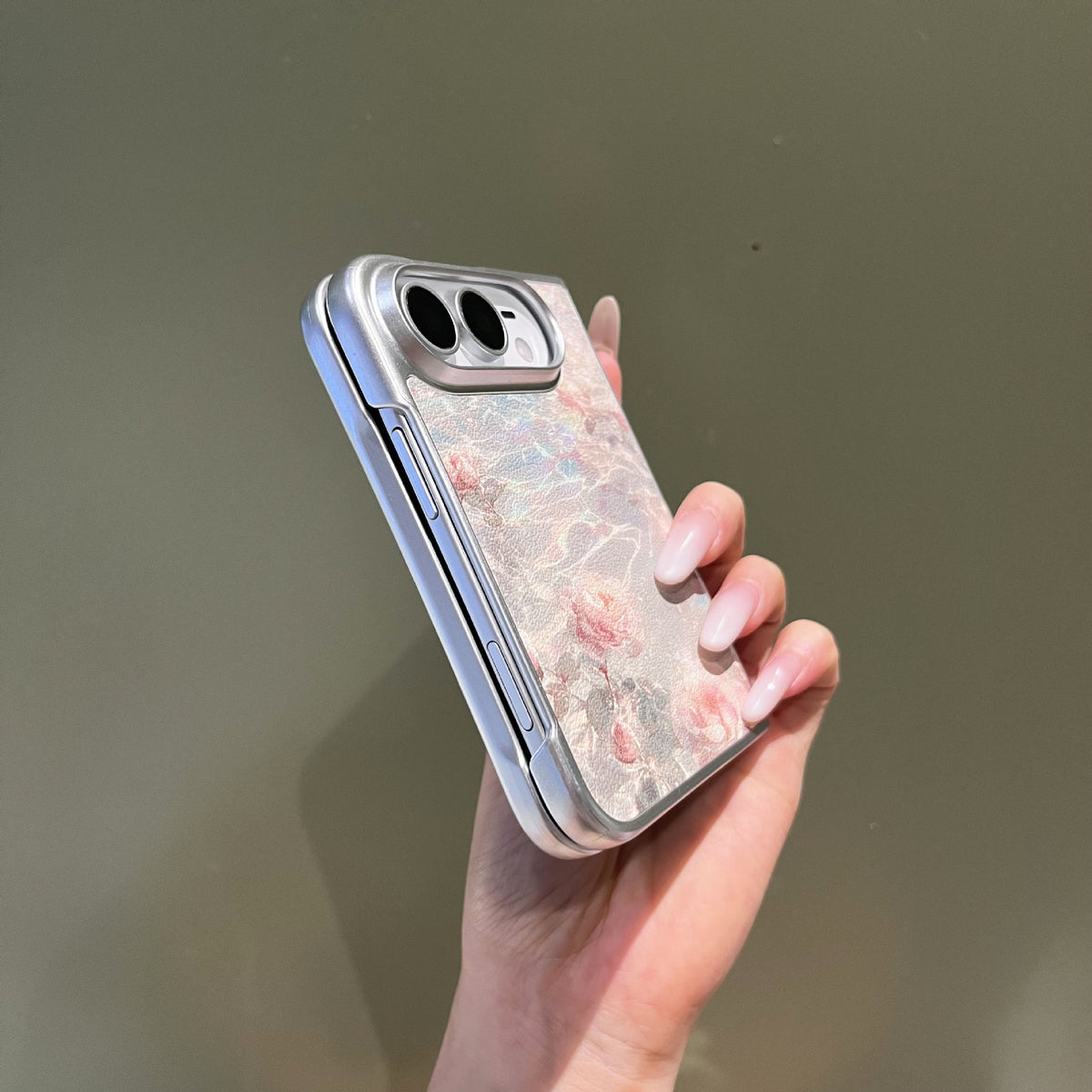 油絵風花柄iPhone Duoケースのデザイン・使用イメージ 2