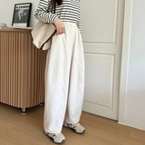 アイボリーのドレープワイドパンツ 正面スタイル