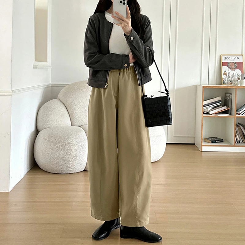 カーキのドレープワイドパンツ 全身スタイル