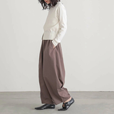 ライトブラウンのワイドパンツ サイドスタイル