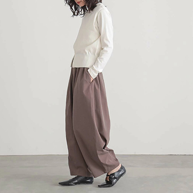 ライトブラウンのワイドパンツ サイドスタイル