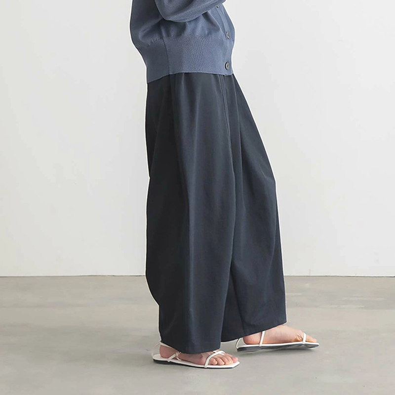 ネイビーのワイドパンツ 横向きスタイル