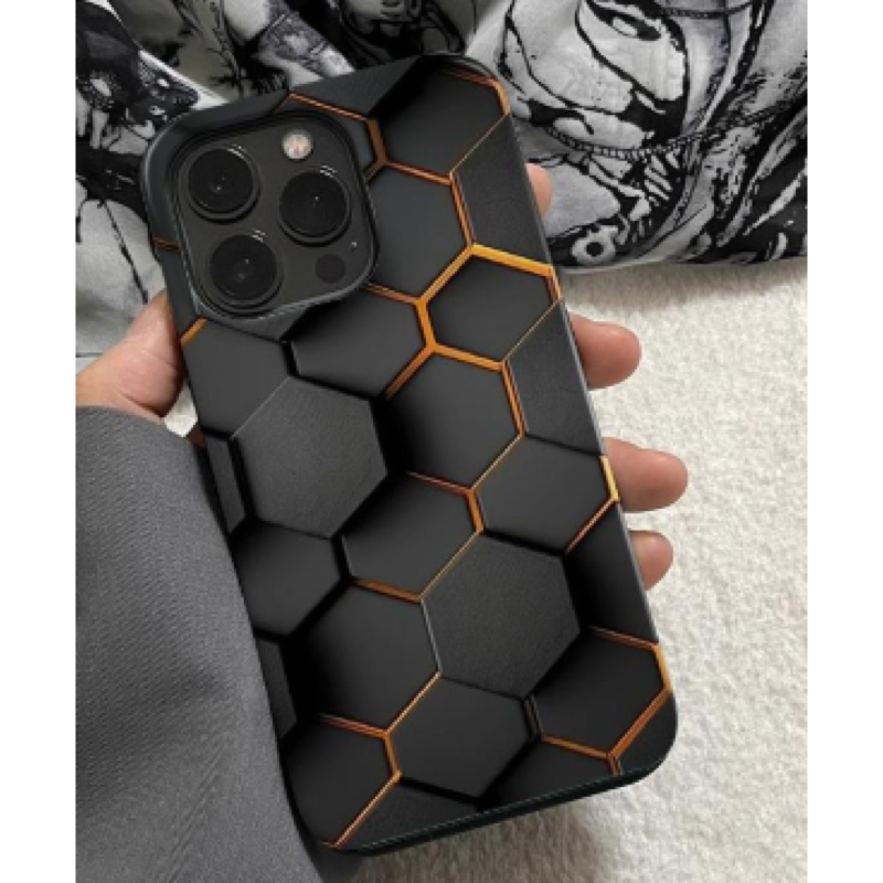 ハニカム柄 iPhoneケース ブラック×ゴールド 装着イメージ