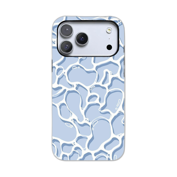 水面風ウェーブ柄 iPhoneケース ライトブルー 白背景の装着イメージ