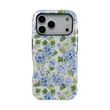 アジサイとブルーの花柄 iPhoneケース アジサイ(ライトブルー) 白背景の装着イメージ