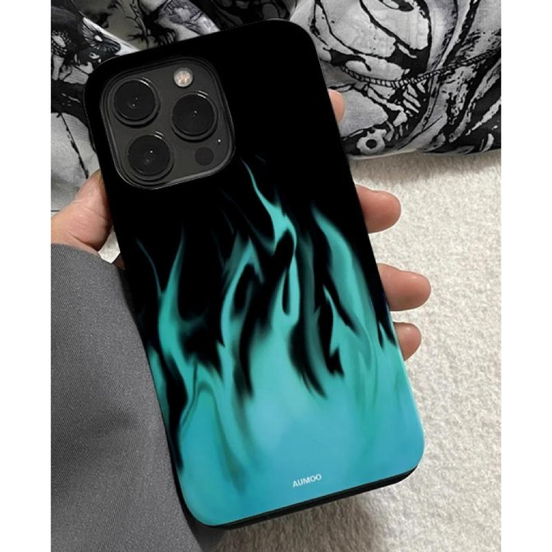 ブラックに映えるフレイム柄 iPhoneケース フレイム(ターコイズ) 装着イメージ