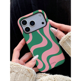 バイカラーのウェーブ柄 iPhoneケース グリーン・ピンク 装着イメージ