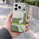 グレーグリーンインターフェース柄のケースを装着したiPhone 17 Proを手に持つ装着イメージ