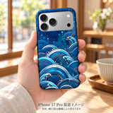 サーキット青海波柄のケースを装着したiPhone 17 Proを手に持つ装着イメージ