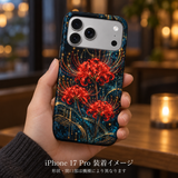 エレクトロ彼岸花柄のケースを装着したiPhone 17 Proを手に持つ装着イメージ