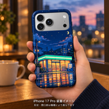 ピクセルミッドナイトストア柄のケースを装着したiPhone 17 Proを手に持つ装着イメージ