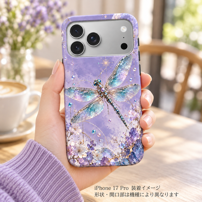 エレクトロドラゴンフライ柄のケースを装着したiPhone 17 Proを手に持つ装着イメージ