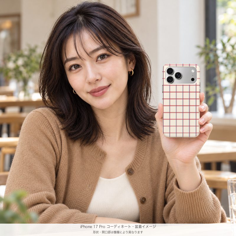 ウィンドウチェック(アイボリー) iPhone 17 Proを手に持つモデル 装着イメージ