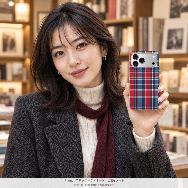 ワイドチェック(レッド・ネイビー) iPhone 17 Proを手に持つモデル 装着イメージ