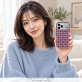 ハンドドローチェック(レッド・ブルー) iPhone 17 Proを手に持つモデル 装着イメージ