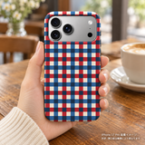レトロギンガム(レッド・ブルー) iPhone 17 Pro 元の手持ちシーン 装着イメージ
