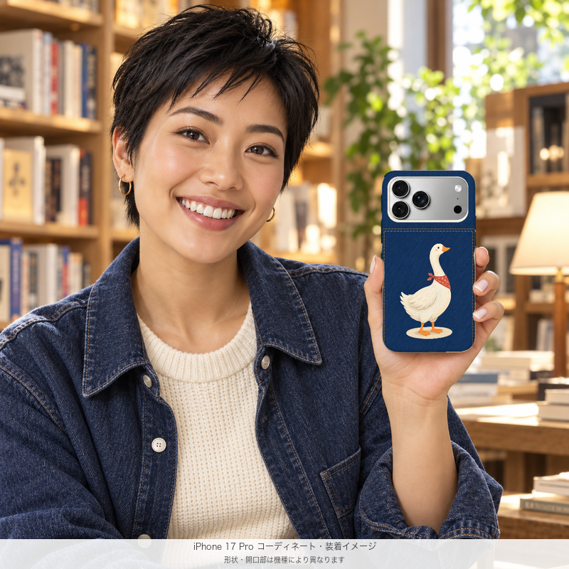 デニムプリントとスカーフグース iPhone 17 Proを手に持つモデル 装着イメージ