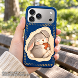 デニムプリントとたれ耳うさぎ iPhone 17 Pro 元の手持ちシーン 装着イメージ