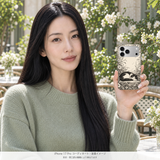 デイジーと眠る猫 iPhone 17 Proを手に持つモデル 装着イメージ