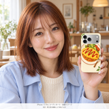 オムライス iPhone 17 Proを手に持つモデル 装着イメージ