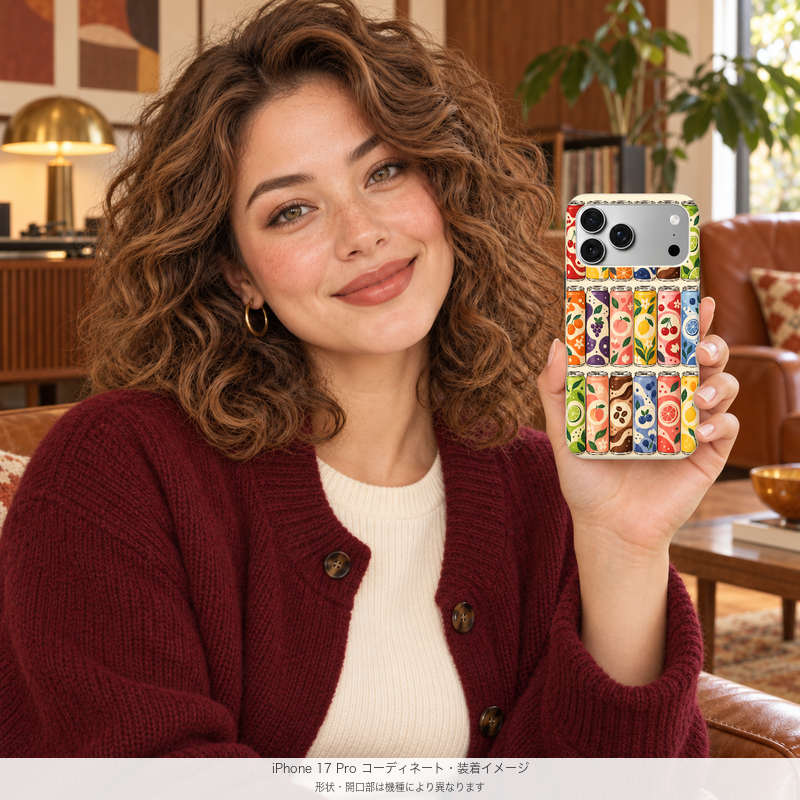 レトロドリンク缶 iPhone 17 Proを手に持つモデル 装着イメージ