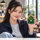 ベースボールフィールド iPhone 17 Proを手に持つモデル 装着イメージ