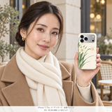 冬の水仙 iPhone 17 Proを手に持つモデル 装着イメージ
