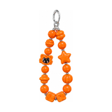 キャットとスターのチャーム付きオレンジビーズスマホリストストラップ、純白背景の商品イメージ