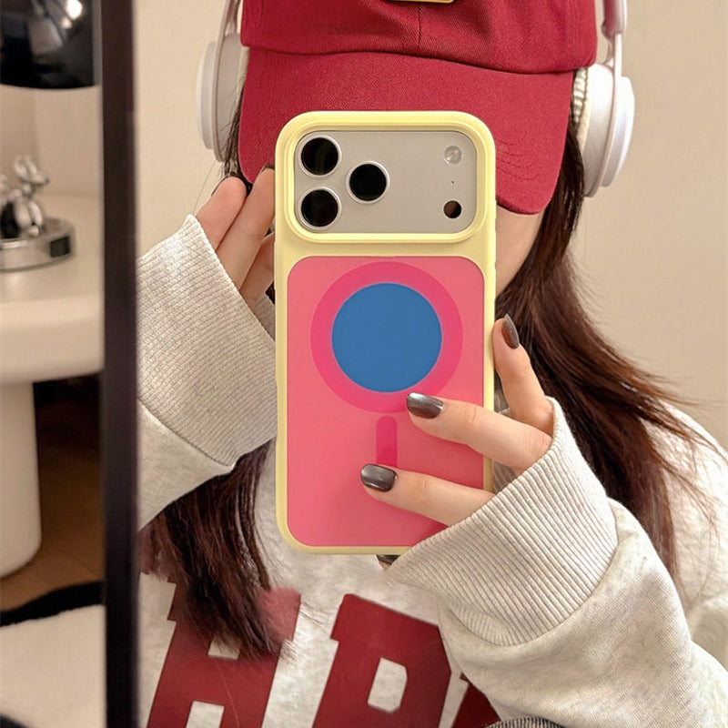バイカラーiPhoneケースを手に持つ 韓国風カラフルデザイン