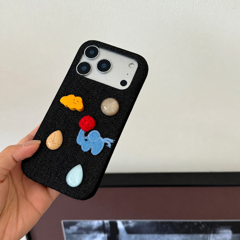 ブラックデニム刺繍iPhoneケースの手持ち使用イメージ