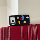 ブラックデニム刺繍iPhoneケースのインテリア使用イメージ