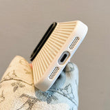 iPhone MagSafe ケース 底面詳細 - 充電口開口 + ハニカム放熱メッシュ + シリコン軟質側面