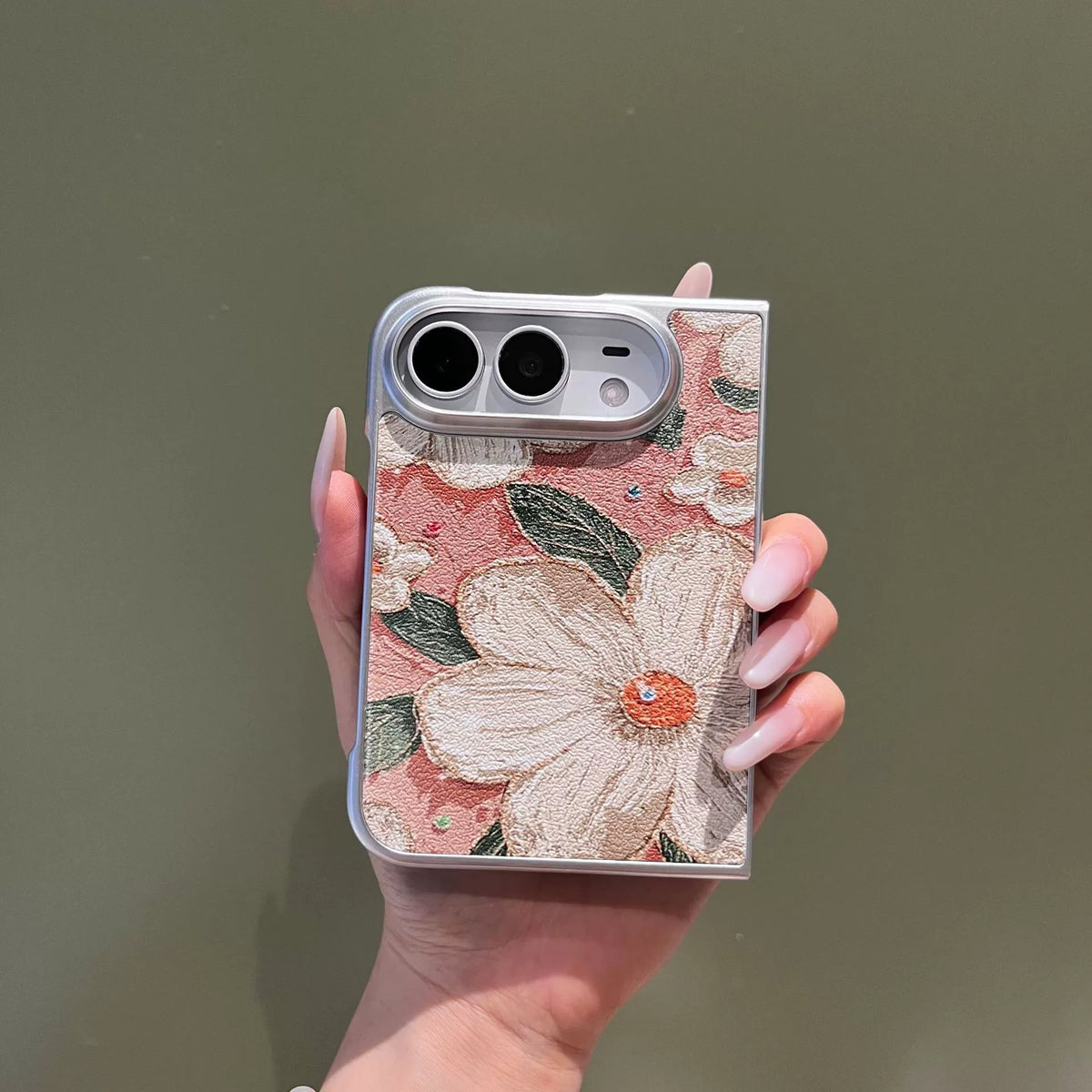 ピンク・カメリアの油絵風花柄iPhone Duoケースを手に持ったイメージ