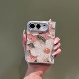 ピンク・カメリアの油絵風花柄iPhone Duoケースを手に持ったイメージ