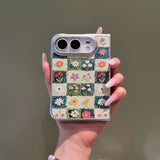チェック・フラワーの油絵風花柄iPhone Duoケースを手に持ったイメージ