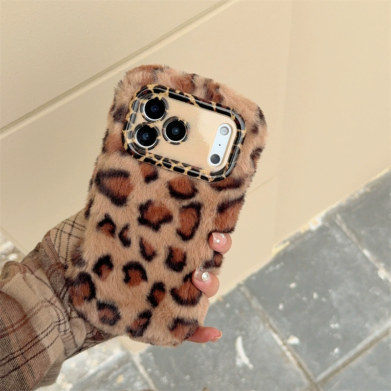 ブラウン(ケース単品)のふわふわレオパード柄iPhoneケース、実物の色と付属品の参考画像