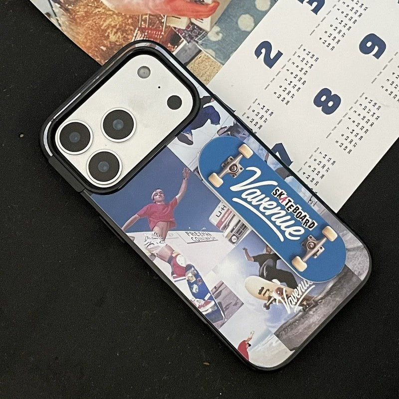 iPhone 18 Pro Max・18 Proを含む全14機種対応 iPhone ケース 立体スケートボード型バンドエイドスタンド × レトロ写真コラージュ 細部クローズアップ Y2K