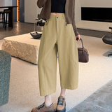 ベージュのコットンカーブパンツ、着用例
