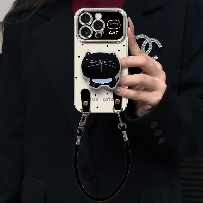 黒ネコのiPhoneケースを手に持った様子。半透明アイボリーの背面に猫モチーフとドット柄