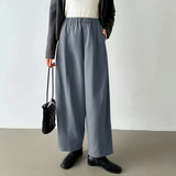 スモーキーブルーのドレープワイドパンツ